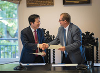 prof. Jeong-Kyoum Kim, prezydent Chungnam National University oraz prof. Michał Markuszewski, rektor GUMed; fot. Marcel Jakubowski/UG