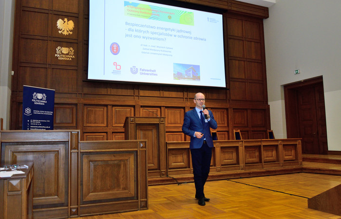 Energetyka jądrowa a zdrowie publiczne. Ekspert GUMed na ogólnopolskim sympozjum