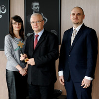 prof. T. Zdrojewski, dr Ł. Wierucki i Emilia Aksan z Polpharmy ze statuetką Lider Roku 2014