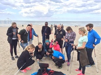 Studenci English Division GUMed w maju br. podczas ćwiczeń z prewencji kardiologicznej na plaży w Sopocie.
