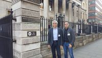 Dr_hab._Marcin_Matuszewski_i_dr_Jakub_Kłącz_przed_siedzibą_Royal_College_of_Surgeons_of_England_w_Londynie.jpg