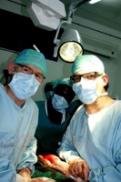 A. Kingsnorth i M. Śmietański na sali operacyjnej
