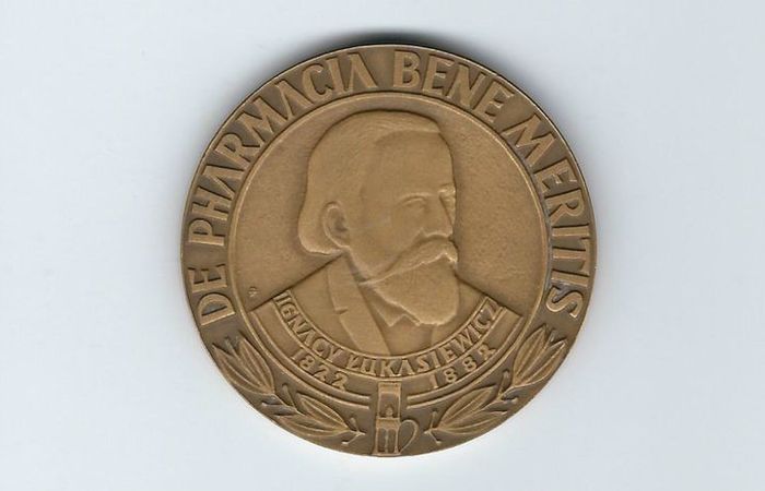 Prof. Piotr Szefer wyróżniony medalem im. Ignacego Łukasiewicza