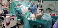Na zdjęciu od lewej: dr Jacek Wojarski z Kliniki Kardiochirurgii i Chirurgii Naczyniowej, lek. Nikodem Ulatowski również z Kliniki Kardiochirurgii i Chirurgii Naczyniowej oraz Ewa Kuczyńska pielęgniarka operacyjna