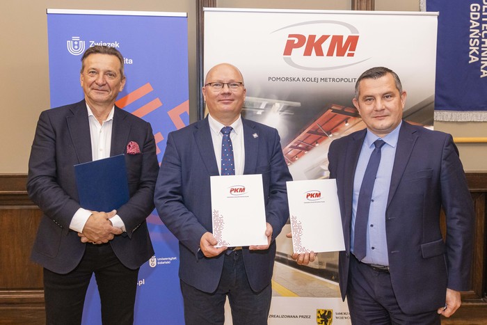 P.Sudara_-_podpisanie_umowy_-_PKM_ze_Zwi─ůzkiem_Uczelni_-__Image___(001)┬╗_-12.jpg