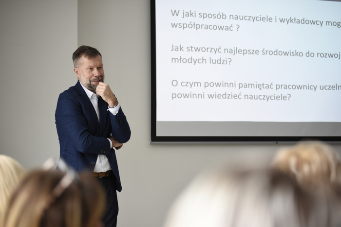 prof. Krzysztof Narkiewicz podczas spotkania z nauczycielami
