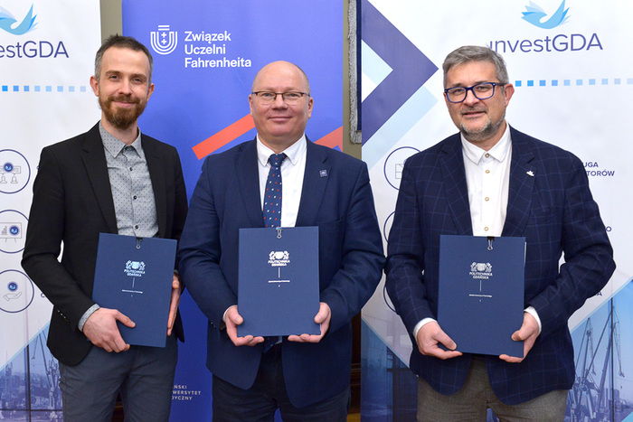 od lewej: Maciej Cieślik, wiceprezes zarządu InvestGDA, prof. Krzysztof Wilde, rektor PG i przewodniczący FarU oraz Marek Ossowski, prezes InvestGDA