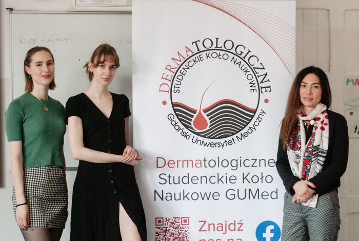 prof. Magdalena Trzeciak (z prawej) i studentki Dermatologicznego SKN GUMed