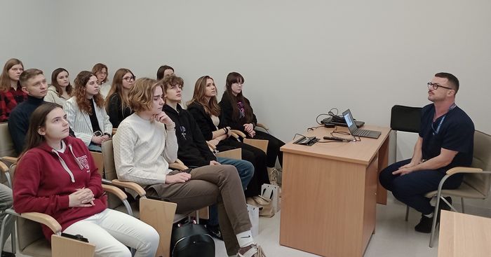 dr hab. Michał Sobjanek podczas wykładu w Klinice Dermatologii, Wenerologii i Alergologii