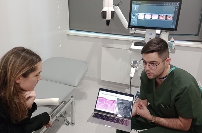 lek. Jakub Żółkiewicz w pracowni dermoskopii konfokalnej