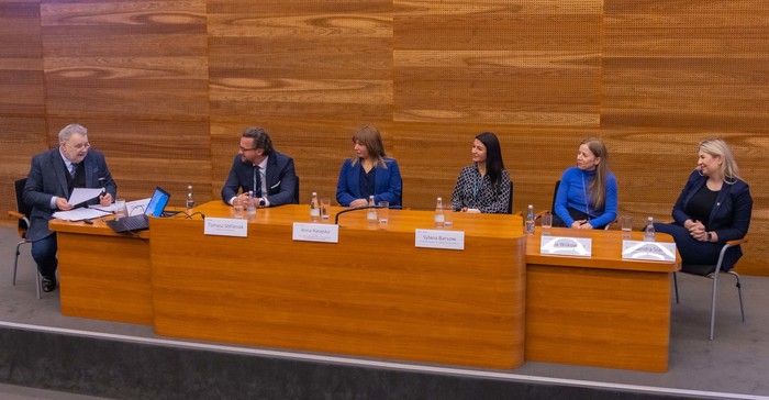 od lewej: prof. Zbigniew Izdebski, dr hab. Tomasz Stefaniak, dr Anna Ratajska, dr Sylwia Barsow, dr Alina Wilkowska, dr Aleksandra Stańska