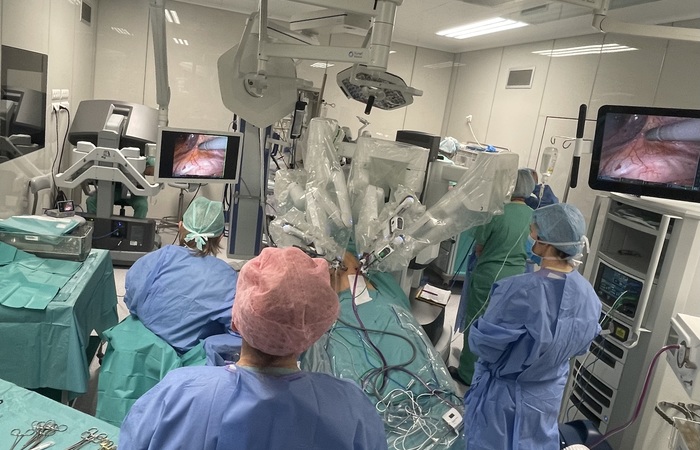 Po raz pierwszy w Polsce robot pomógł chirurgom przy operacji dzieci