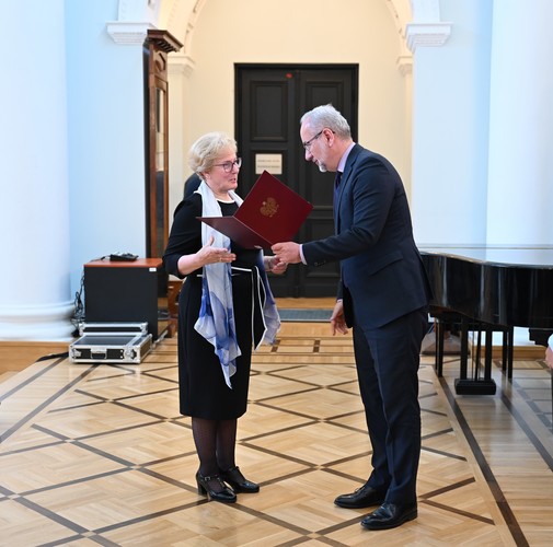 Wręczenie_mianowania_Prof_Marii_Dudziak_przez_P_Ministra_Adama_Niedzielskiego.JPG