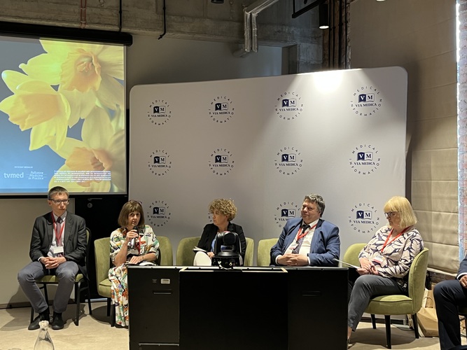 dr_Leszek_Pawłowski__prof._Monika_Lichodziejewska-Niemierko__dr_Izabela_Kaptacz__prof._Wojciech_Leppert__lek._Iwona_Sitarska.jpg