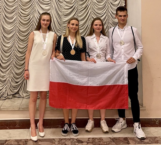 od lewej: Aleksandra Kowalczyk (srebrny medal), Jagienka Mądrzak (złoty medal), Zuzanna Żyra (srebrny medal), Szymon Bander (srebrny medal)