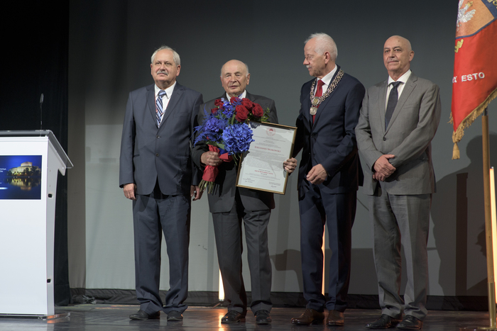 uroczystość wręczenia dyplomu; drugi od lewej prof. Jan Skokowski, czwarty od lewej prof. Witold Rzyman