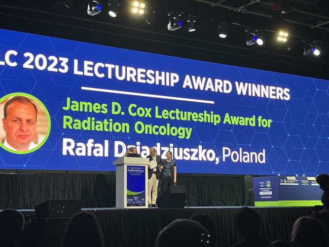 prof. Rafał Dziadziuszko odbiera nagrodę