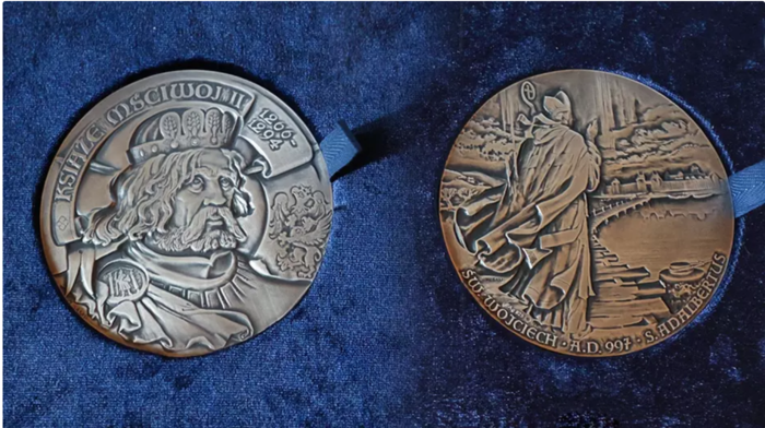 Od lewej - Medal Księcia Mściwoja II, Medal Św. Wojciecha Fotomontaż ze zdjęć Grzegorza Mehringa/www.gdansk.pl  