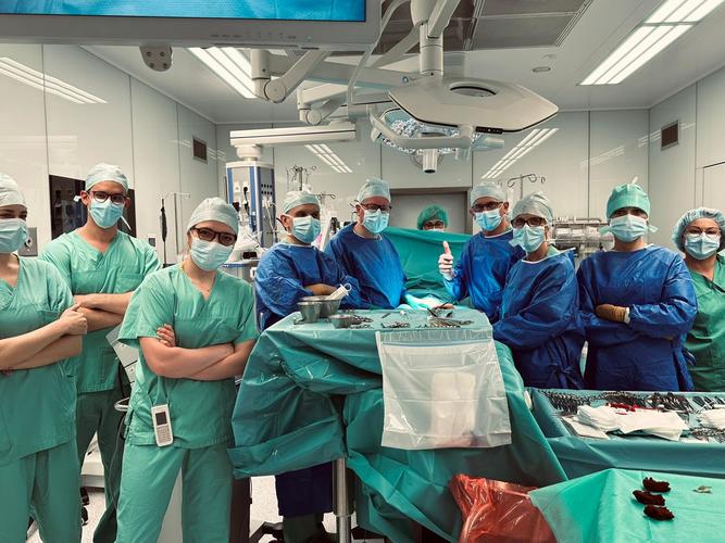 zespół na sali operacyjnej