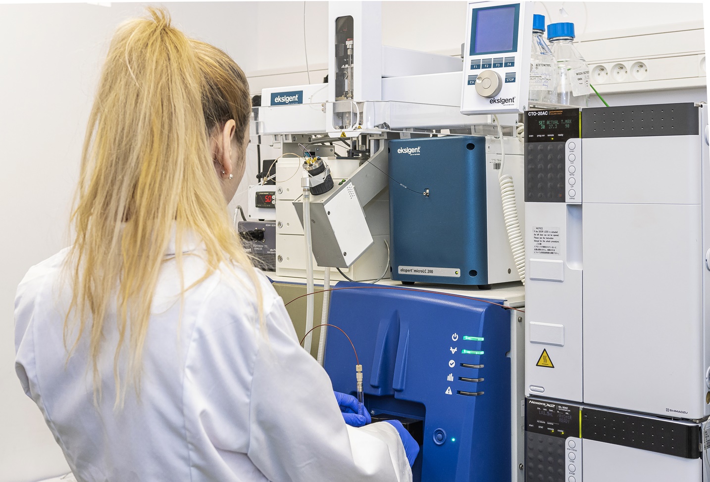 Badaczka pracująca z aparaturą do chromatografii i spektrometrii mas w Laboratorium Bioanalitycznym