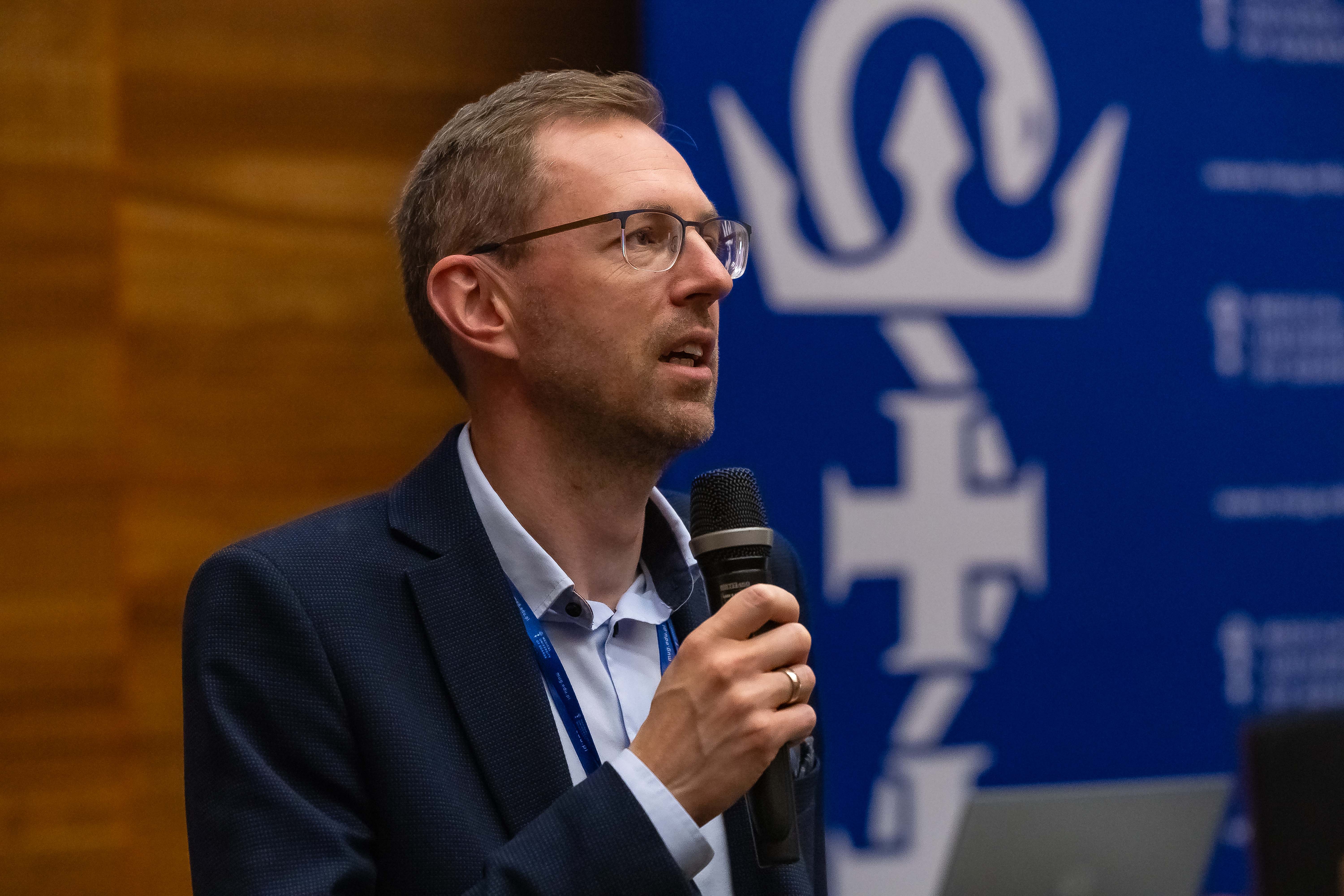 Przemawiający prof. Michał Pikuła