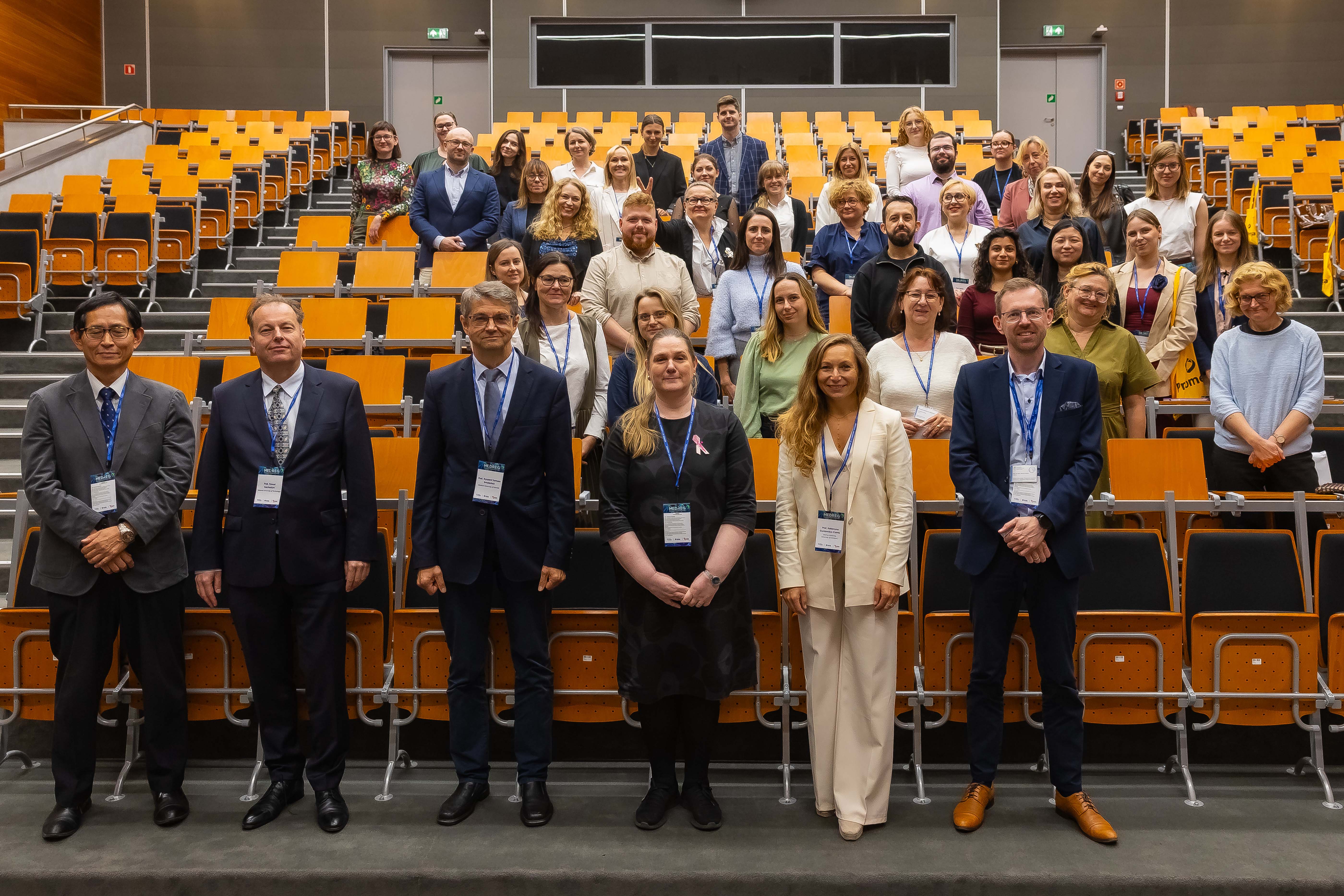Zdjęcie grupowe uczestników konferencji