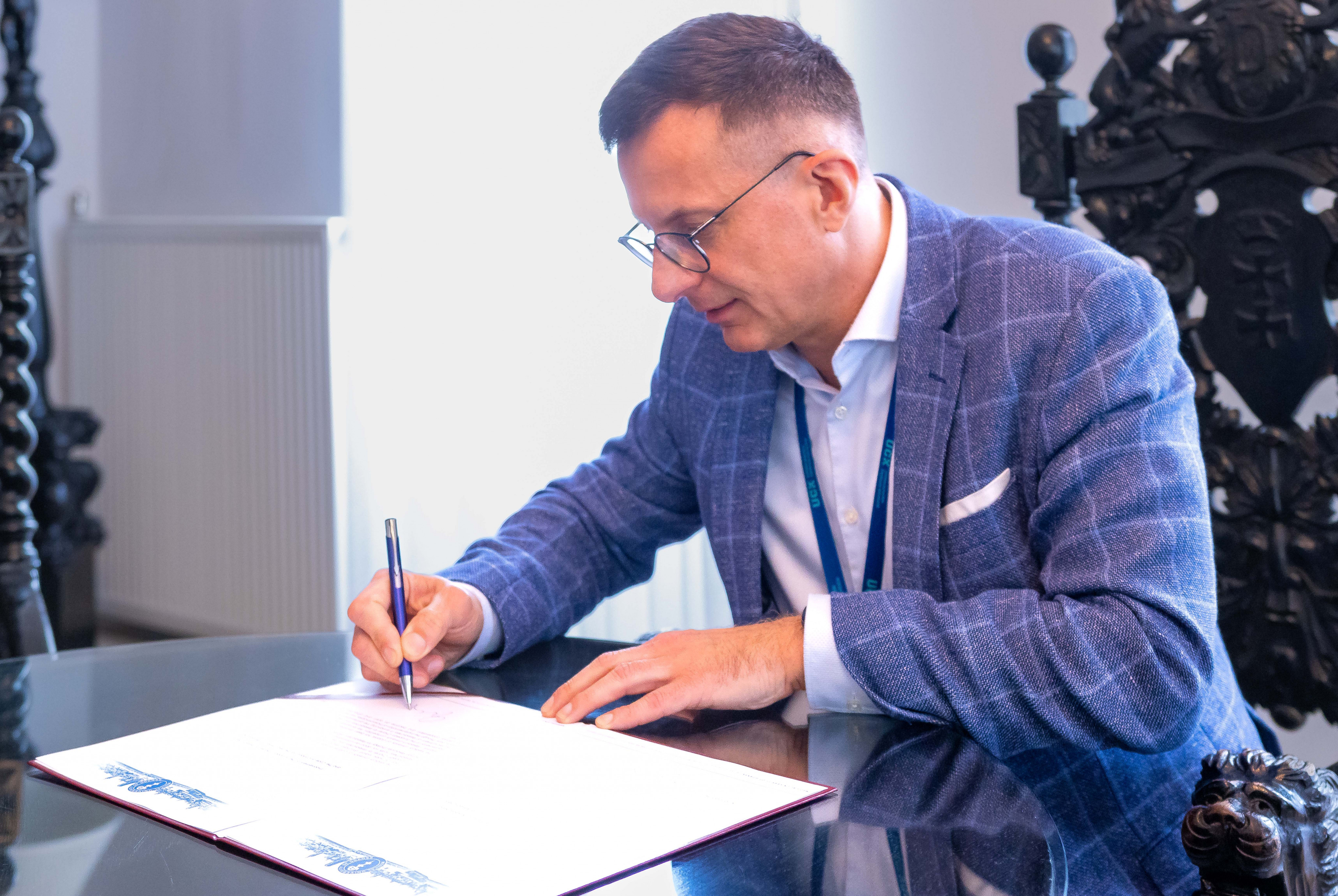 Rektor GUMed podpisujący deklarację