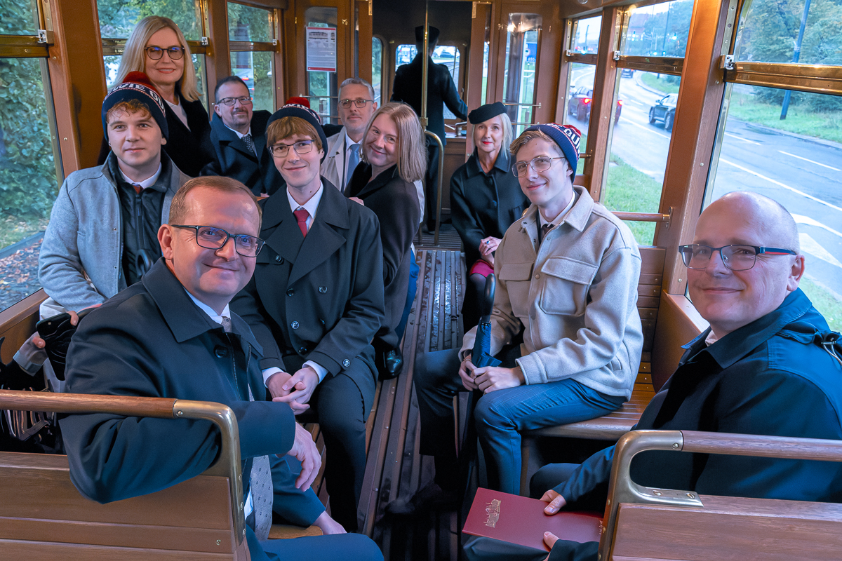 Władze Uczelni i studenci w zabytkowym tramwaju