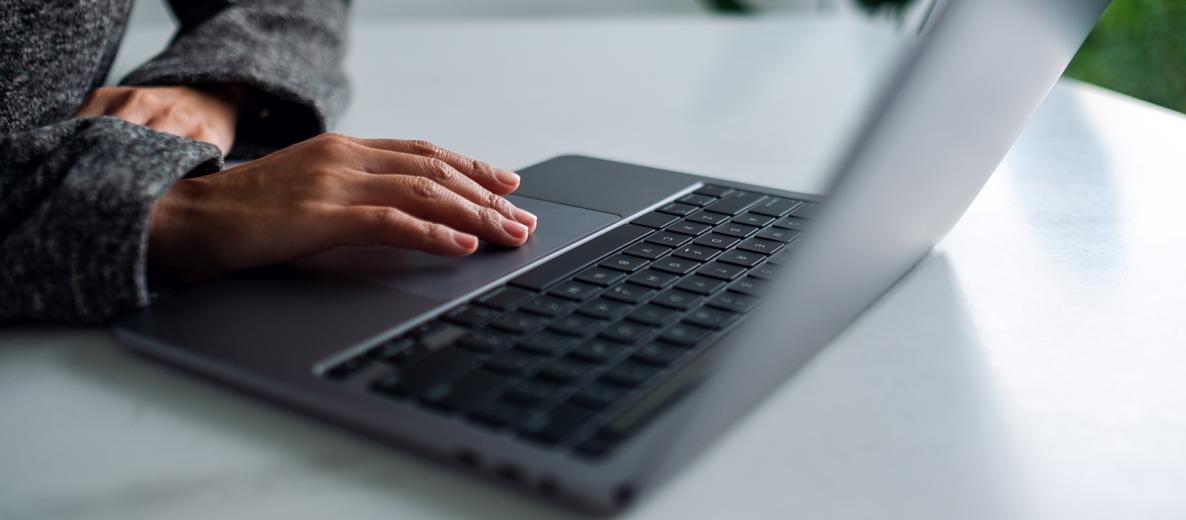 Osoba korzystająca z laptopa