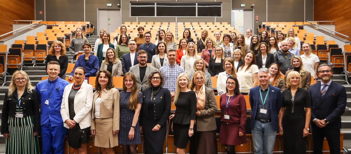 Zdjęcie grupowe podczas inauguracji studiów podyplomowych