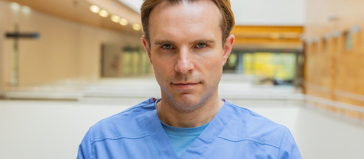 Portret prof. Bartosz Karaszewski, kierownik Katedry Neurologii i Kliniki Neurologii Dorosłych