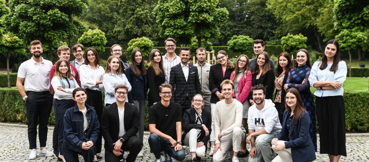 Uczestnicy 3. edycji programu „Medical School of Your Future” na wspólnym zdjęciu z prof. Miłoszem Jaguszewskim