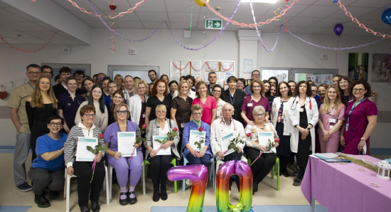 Uczestnicy obchodów 70-lecia Oddziału Hematologii Dziecięcej UCK podczas wspólnego zdjęcia