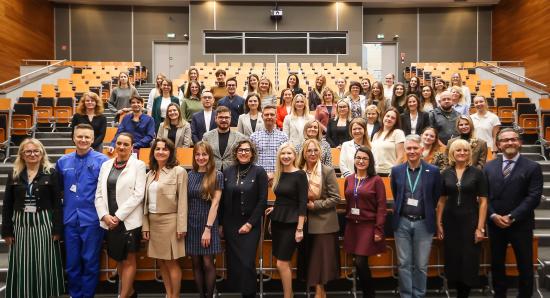 Zdjęcie grupowe podczas inauguracji studiów podyplomowych