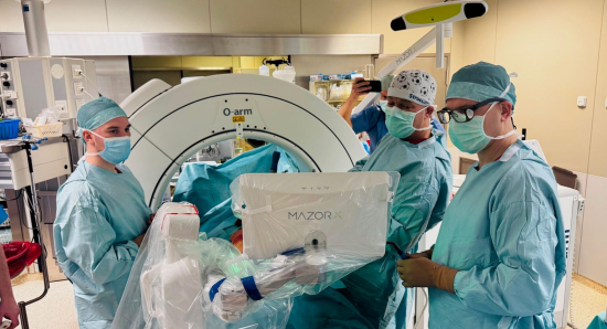 Zespół chirurgiczny podczas operacji kręgosłupa z użyciem robota Mazor i aparatu O-arm