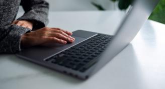 Osoba korzystająca z laptopa