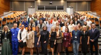Zdjęcie grupowe podczas inauguracji studiów podyplomowych
