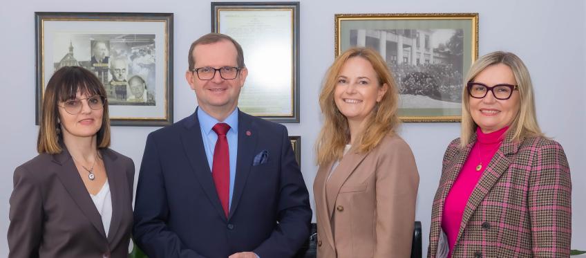 wiceminister zdrowia Katarzyna Kęcka u rektora