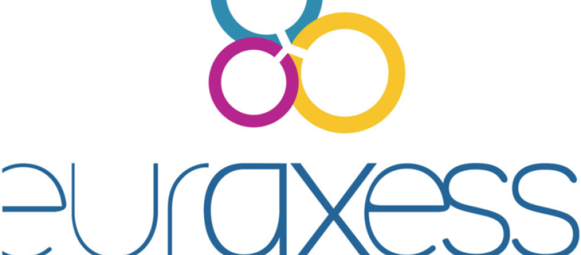 Logo EURAXESS — Researchers in Motion: trzy kolorowe, połączone okręgi nad napisem euraxess.
