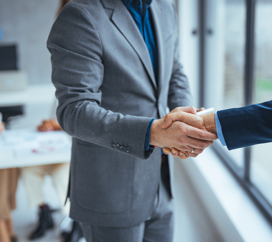Dwie osoby podające sobie rękę