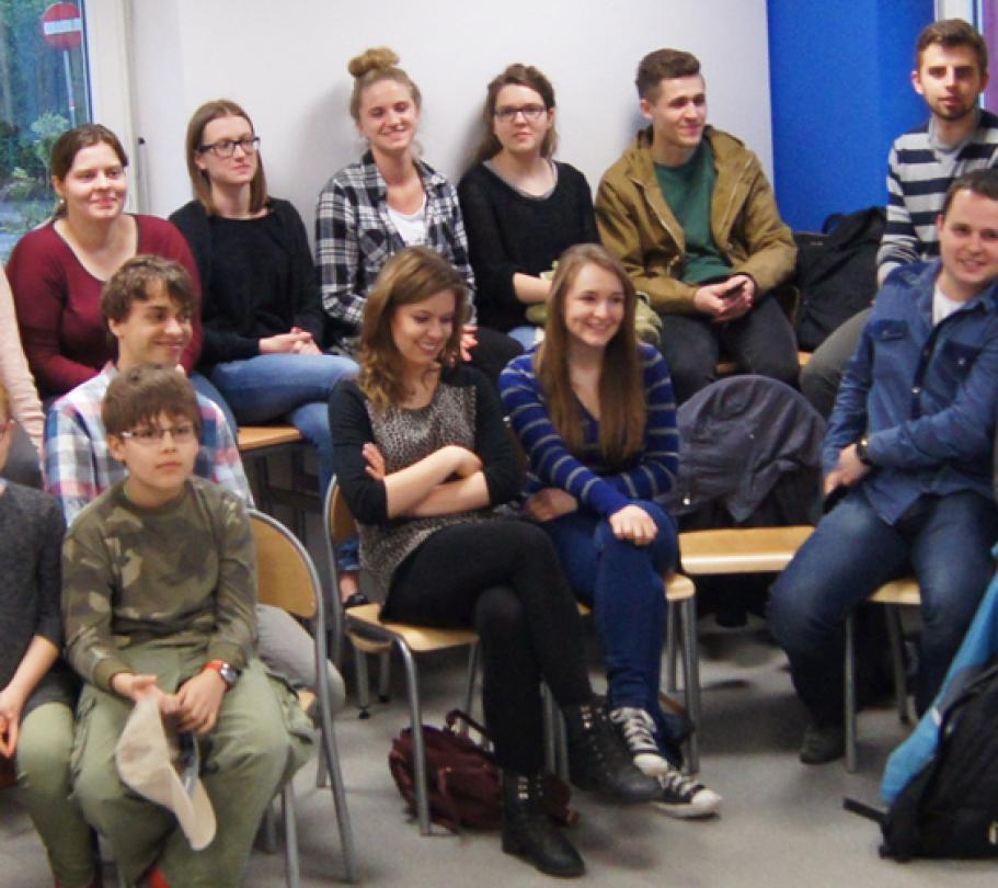 Grupa studentów w sali