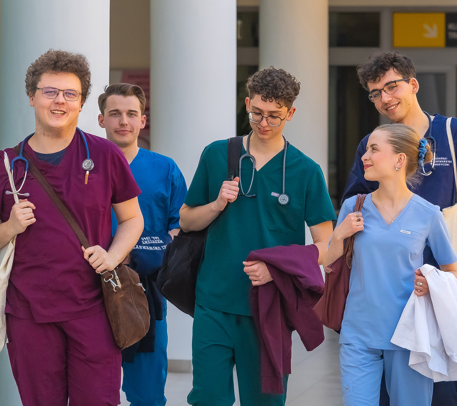 Studenci idący szpitalnym korytarzem