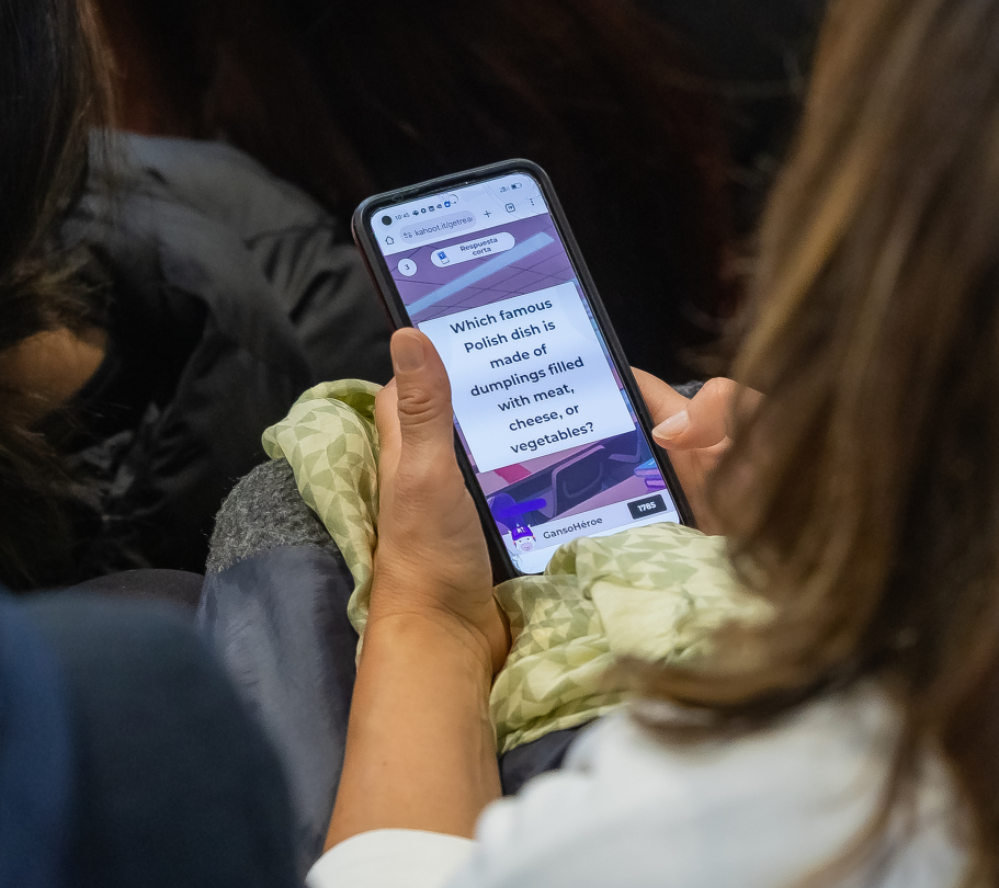Ekran telefonu podczas rozwiązywania quizu