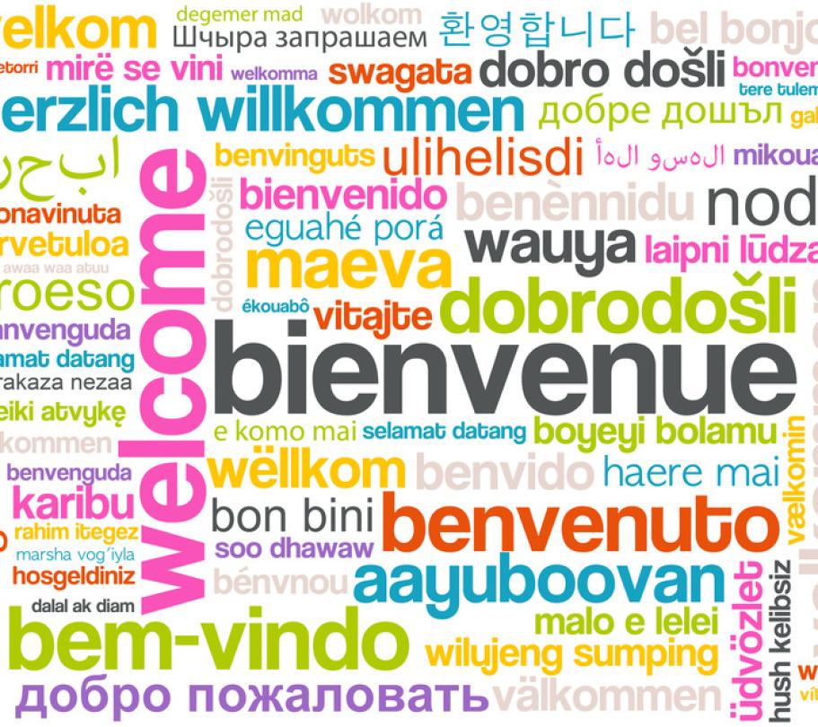 Kolorowa chmura słów z napisem ‘welcome’ w kilkudziesięciu językach (m.in. bienvenue, willkommen, benvenuto, bienvenido, dobrodošli, bem-vindo, karibu).