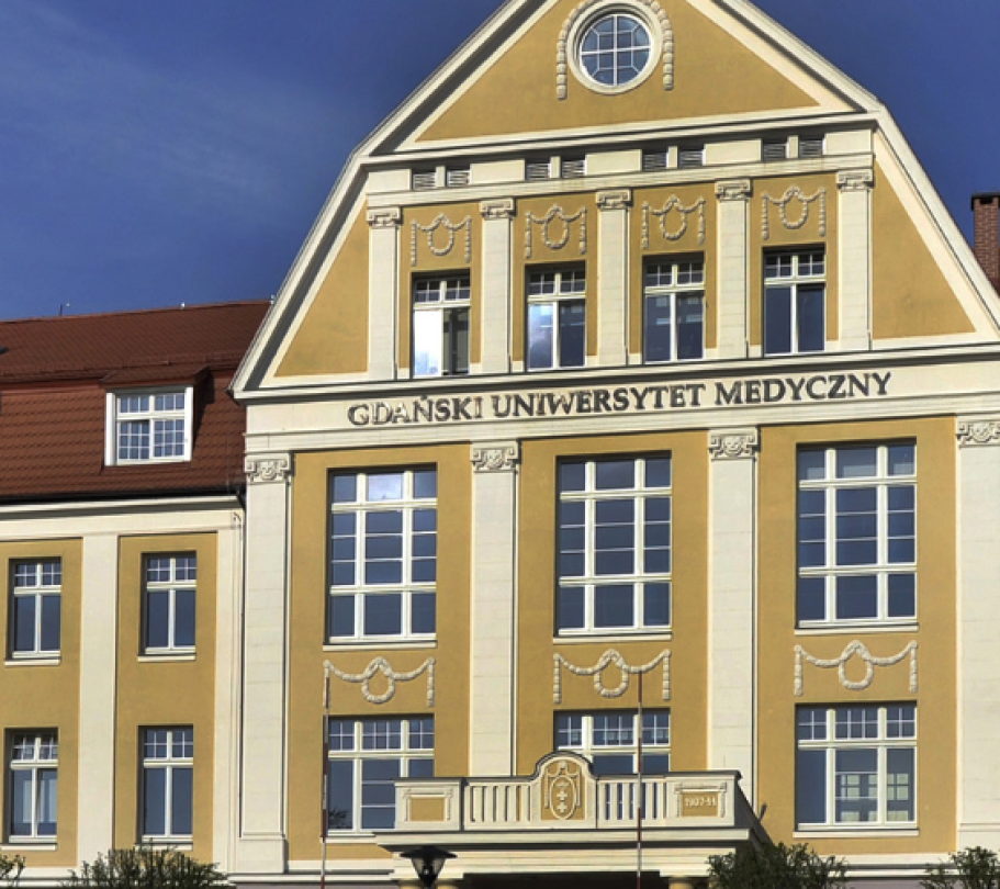 Budynek nr 1 Gdańskiego Uniwersytetu Medycznego przy ul. Dębinki 7 w Gdańsku, na pierwszym planie pomnik