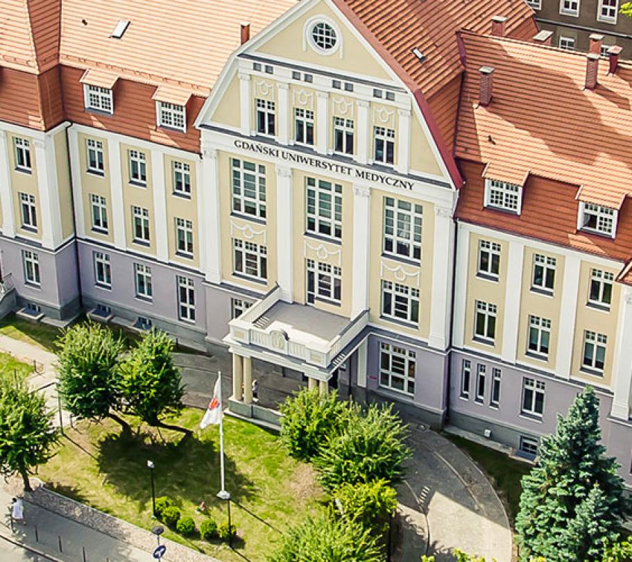 Budynek nr 1 Gdańskiego Uniwersytetu Medycznego przy ul. Dębinki 7 w Gdańsku, widziany z lotu ptaka