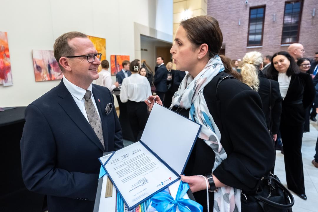 Prof. Michał Markuszewski przyjmujący gratulacje