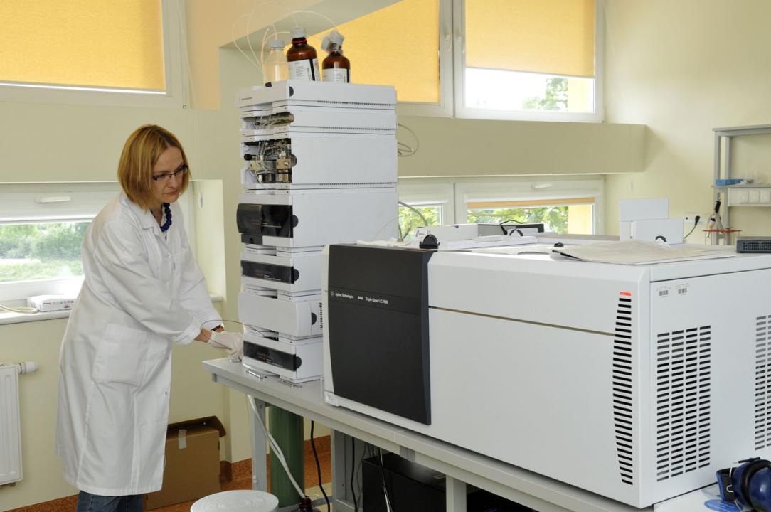 Jedno_z_laboratoriow_w_Zakladzie_Biofarmacji_i_Farma.jpg