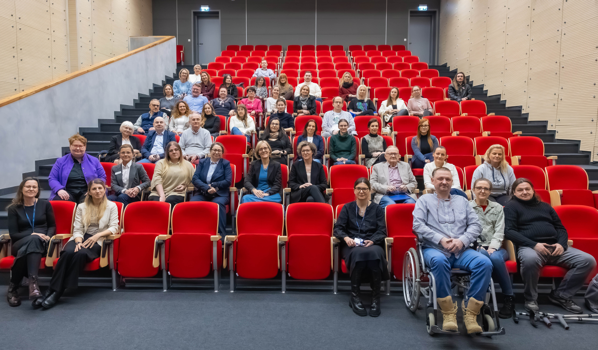 Zdjęcie grupowe uczestników konferencji