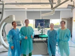 Uczestnicy Kardiologicznej Szkoły Letniej podczas zajęć praktycznych w sali zabiegowej